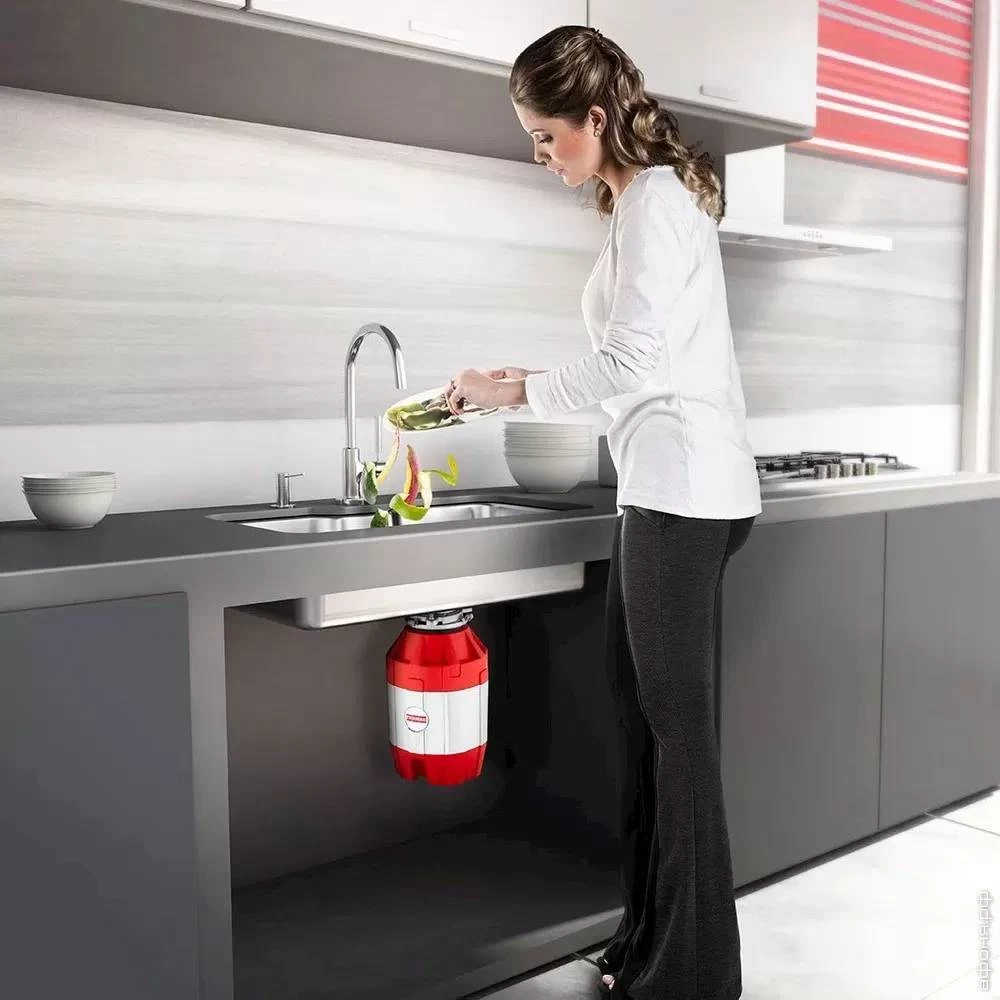Измельчитель отходов в кухонной мойке как это работает и почему это удобно.